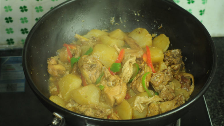 腐竹土豆烧鸡,稍微翻拌，撒入芝麻即可出锅