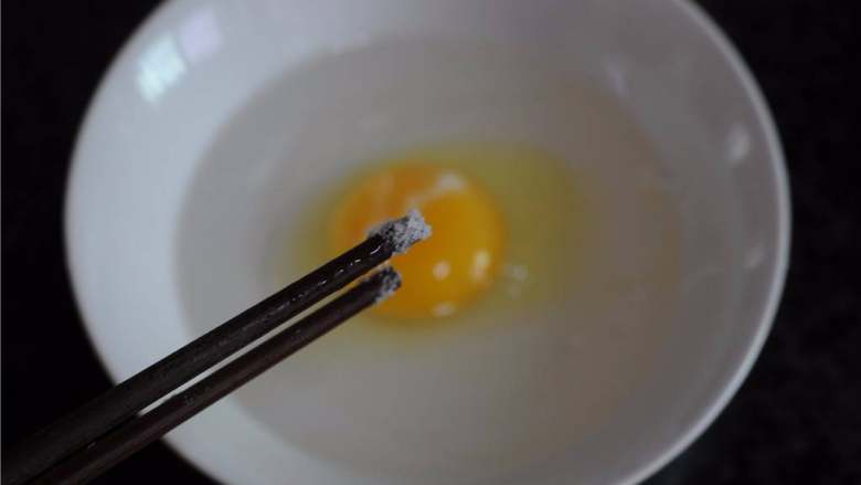 趣味鸡蛋羹,用筷子尖沾点盐加入里面