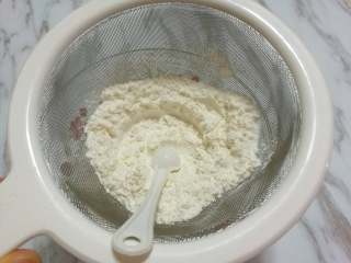 全麦麦芬,另取一碗将低筋面粉、无铝泡打粉、小苏打混合过筛。