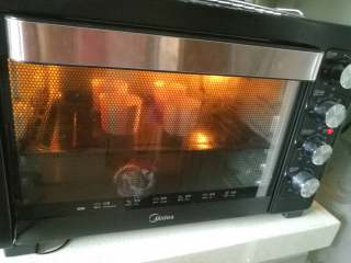 全麦麦芬,烤箱180度预热，中层烤约20分钟左右，烤至蛋糕表面膨胀并呈棕红色即可出炉。