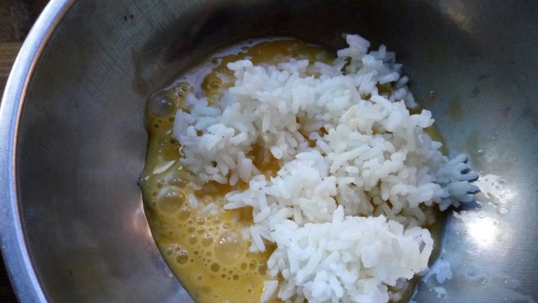 剩饭大变身——花环米饭🍚,鸡蛋糊里倒入米饭