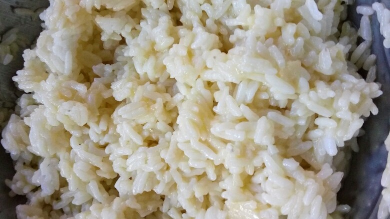 剩饭大变身——花环米饭🍚,搅拌均匀