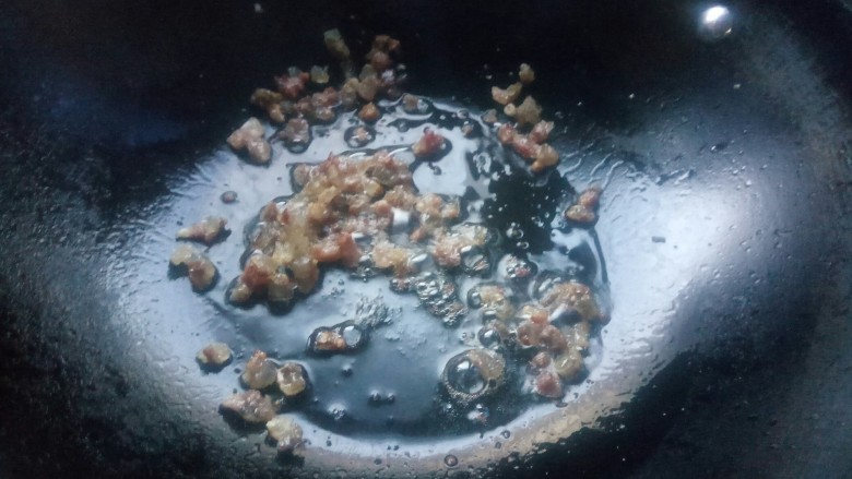 剩饭大变身——花环米饭🍚,油烧热后先倒入香肠丁翻炒