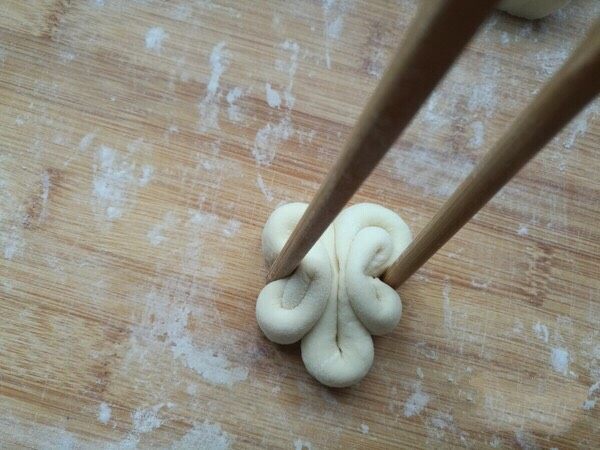 新年喜庆花样馒头,用筷子在中间使劲一夹，慢一点夹。