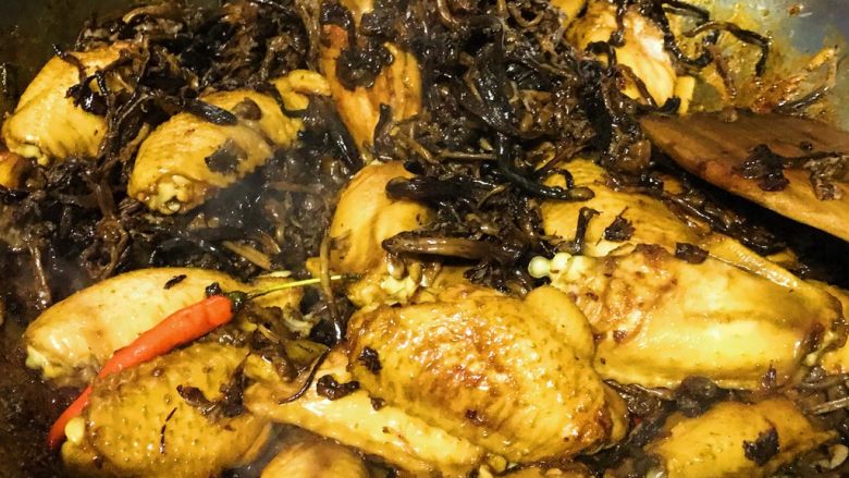 狗年旺旺，年夜饭系列3️⃣《山珍鸡》,翻匀，让榛蘑充分的吸收汤汁。