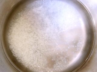猪肺粥,锅中放入适量大米淘洗干净加入适量清水开始煮粥