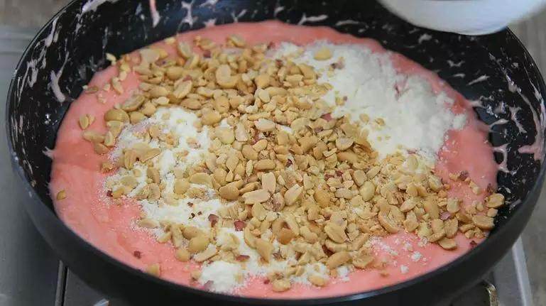 用棉花糖制作的“零失败”甜点：少女心牛轧糖,充分融化后加入奶粉、花生碎，拌匀