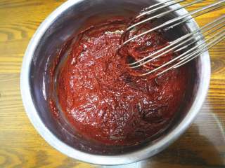 【情人节】红丝绒蛋糕卷,筛入低粉、红曲米粉和可可粉， 用画Z字型的方式拌均至无干粉。