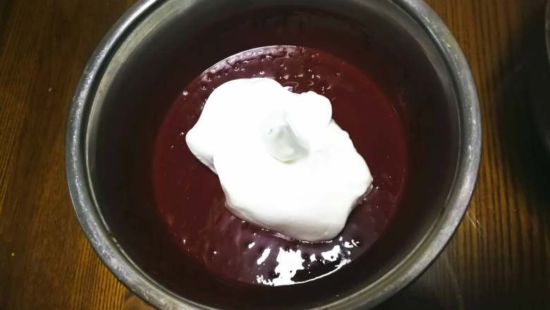 【情人节】红丝绒蛋糕卷,用软刮刀取三分之一蛋白糊放入蛋黄糊中，用翻拌的方式拌匀，就像炒菜那样从底部往上翻，千万别划圈搅拌，否则会消泡。翻拌一下，转动一下盆子。按这个方法翻拌均匀，