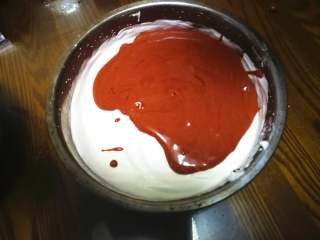 【情人节】红丝绒蛋糕卷,把翻拌好的面糊倒入剩余的蛋白糊盆中继续翻拌好。