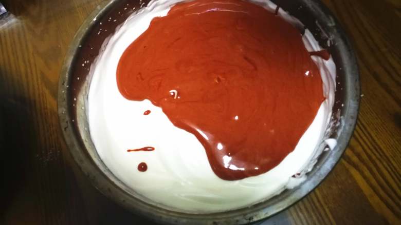 【情人节】红丝绒蛋糕卷,把翻拌好的面糊倒入剩余的蛋白糊盆中继续翻拌好。