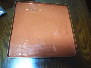 【情人节】红丝绒蛋糕卷,用刮板刮平，在桌子上震几下，震出气泡。预热烤箱170℃上下火烤18-20分钟。