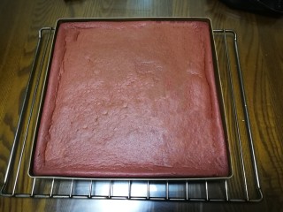 【情人节】红丝绒蛋糕卷,取出稍微晾凉用脱模刀在模具周围划一圈，使蛋糕与模具分离。倒扣到晾网上，慢慢揭掉油纸或硅胶垫。