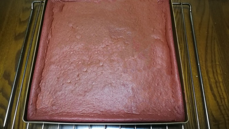 【情人节】红丝绒蛋糕卷,取出稍微晾凉用脱模刀在模具周围划一圈，使蛋糕与模具分离。倒扣到晾网上，慢慢揭掉油纸或硅胶垫。