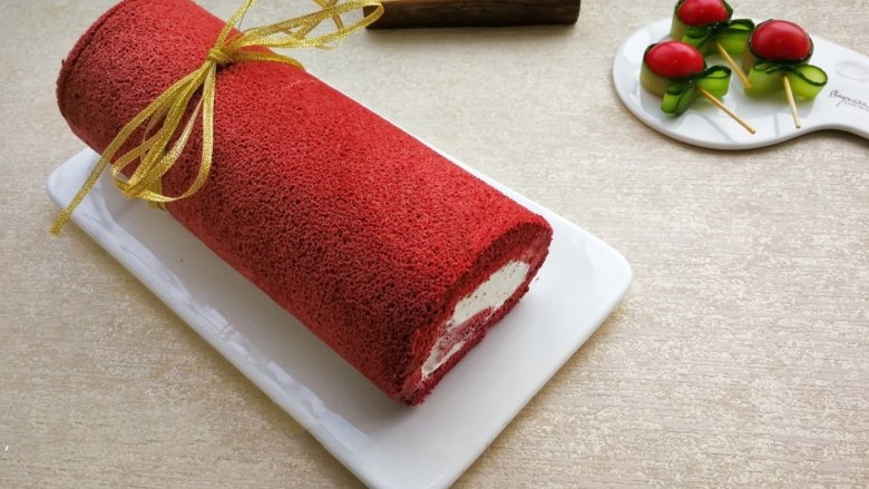 【情人节】红丝绒蛋糕卷,揭掉油纸，切掉两头部分。
