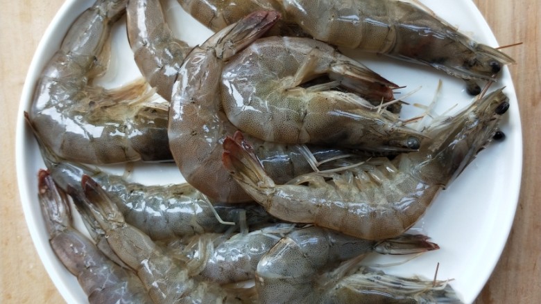 节节高升美味油焖大虾,剪去虾枪虾须。