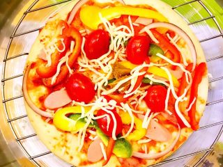 DIY亲子披萨,并铺撒适量马苏里拉奶酪，放置于光波炉内的烤架上。