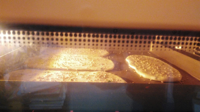 油酥烧饼,放入预热好的烤箱，烤10分钟左右。看到表面金黄就可以了。