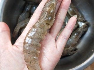 节节高升美味油焖大虾,用牙签从虾背第二节处挑去虾线，再剪去虾脚。