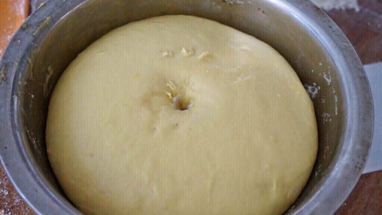 椰浆餐包,等面团发酵到原来2倍大体积，用指头在中间戳一个洞也不会回弹就是发酵完全了。