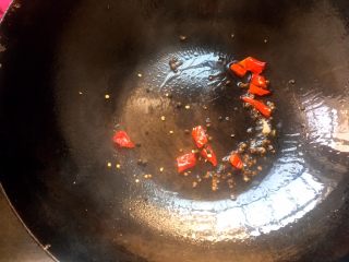 酱香米豆腐,放入干辣椒和花椒炸香，可以多放一点油，我减肥所以没放什么油哈哈