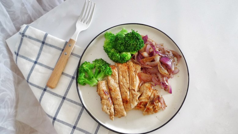 嫩煎鸡胸肉，健身减脂必备,静置好，将鸡肉切成合适小块，搭配上蔬菜。完美~