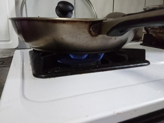 嫩煎鸡胸肉，健身减脂必备,开始热锅！一开始可以先用中大火加速热锅！