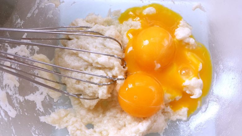 爱心纸杯蛋糕,分离鸡蛋，蛋白打至干净容器，蛋黄加入到面糊中