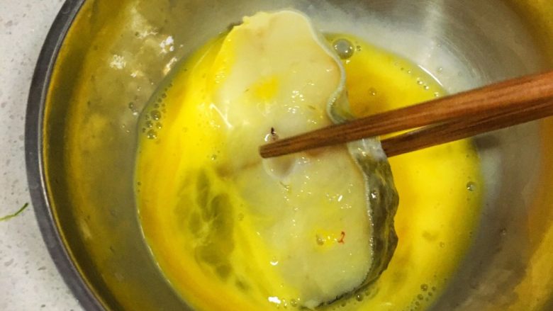 宝宝辅食12M➕：香煎鳕鱼,将鳕鱼放入蛋液里轻轻蘸一下，让蛋液包裹住鳕鱼