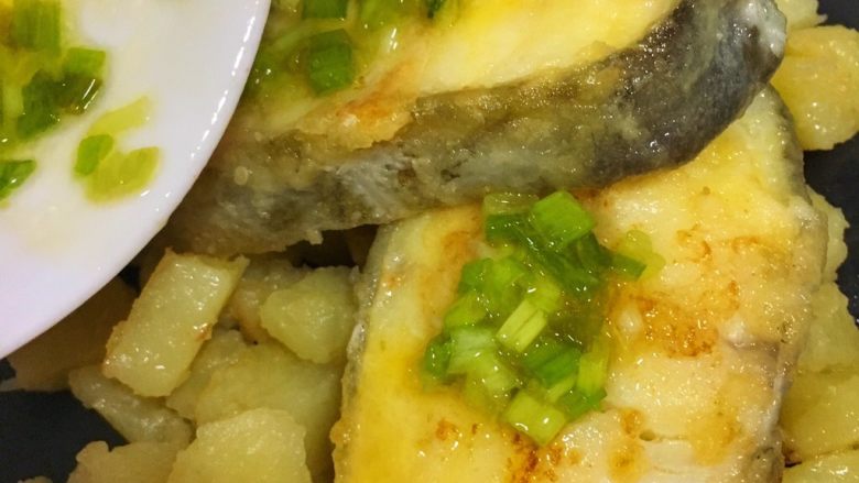 宝宝辅食12M➕：香煎鳕鱼,把葱末和酱汁淋在鳕鱼上即可