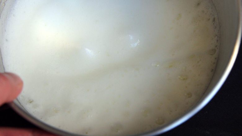 奶酪戚风蛋糕,打蛋器打发至膨胀，出现粗泡。