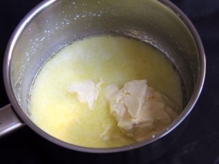 奶酪戚风蛋糕,再加入奶酪。奶酪隔水用蛋抽搅拌均匀后加入。