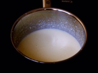 奶酪戚风蛋糕,牛奶和玉米油，加盐和20克细砂糖，用打蛋器打至混合。