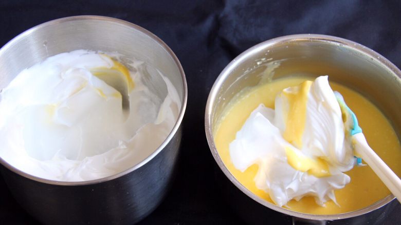 奶酪戚风蛋糕,蛋糕糊制作，取三分之一的蛋白进蛋黄糊中翻拌。