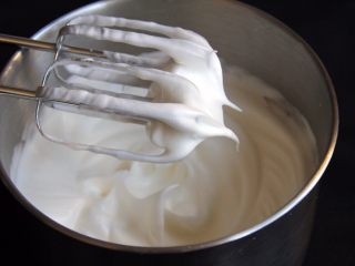 奶酪戚风蛋糕,现在的蛋白已经纹路清晰，这种状态可以做芝士蛋糕的蛋白，做戚风硬度不够。