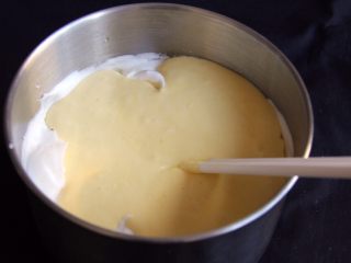 奶酪戚风蛋糕,将蛋糕糊倒入蛋白中继续翻拌均匀，操作同上。