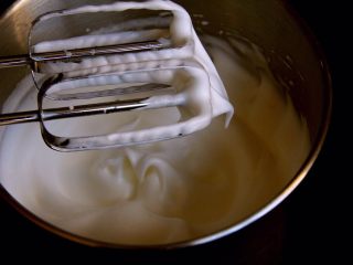 奶酪戚风蛋糕,打蛋头上出现下垂的弯钩，再加入15克细砂糖搅拌，也是50圈左右。