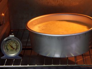 奶酪戚风蛋糕,烤箱预热至150度，模具送入烤箱。