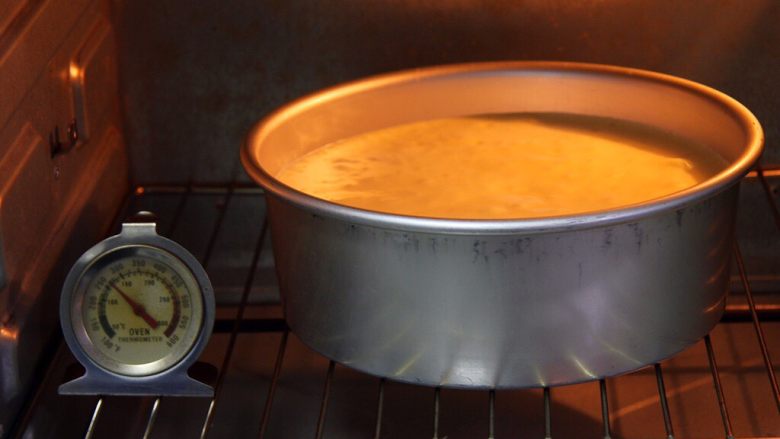 奶酪戚风蛋糕,烤箱预热至150度，模具送入烤箱。