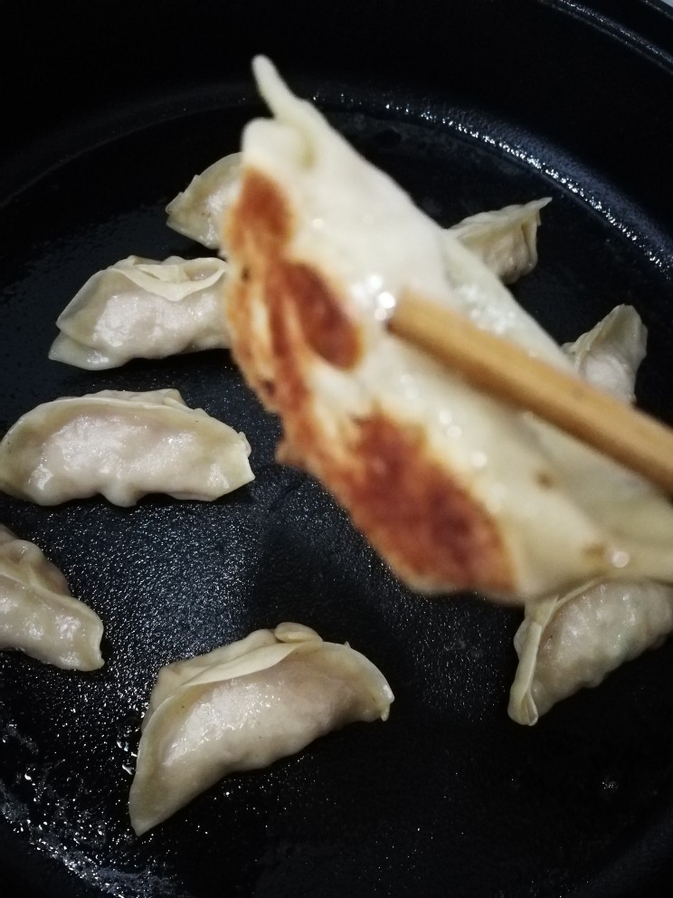 韭黄虾仁煎饺,可以夹起煎饺看下底部是否焦黄，是的话就可以关火出锅啦😝