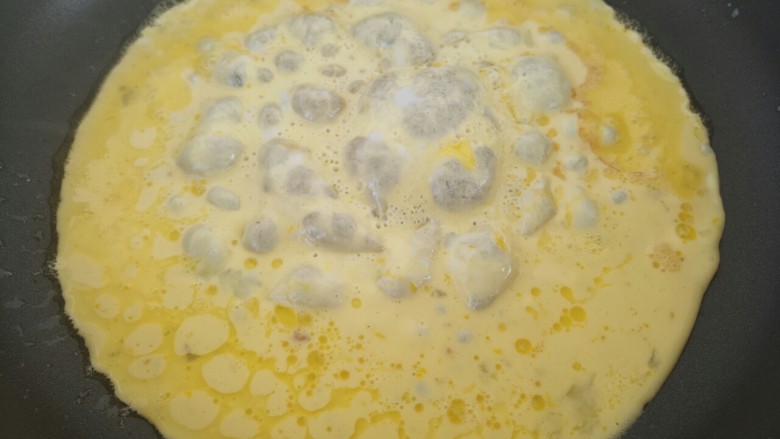 牛奶芝士滑蛋土司,倒入鸡蛋牛奶液