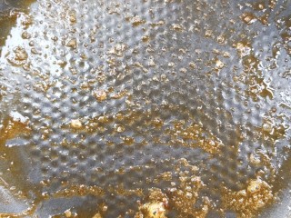 节节高升美味油焖大虾,留虾油在锅中。