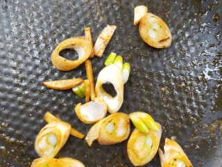 节节高升美味油焖大虾,放姜丝和葱段。