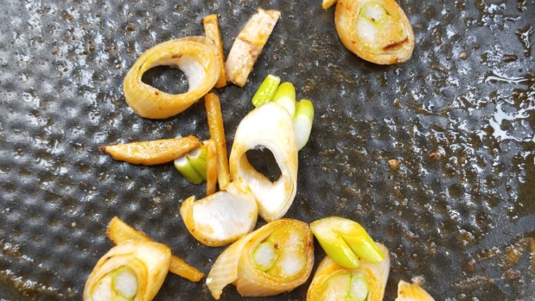 节节高升美味油焖大虾,放姜丝和葱段。