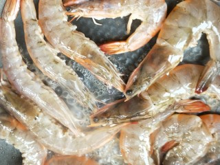 节节高升美味油焖大虾,放入大虾。
～腌大虾的料酒不要倒入。
