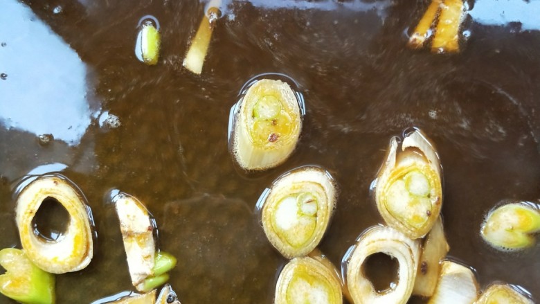 节节高升美味油焖大虾,倒入步骤10的调味汁。
