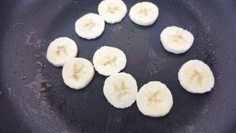 创意香蕉土司串,把香蕉也放进去煎一下