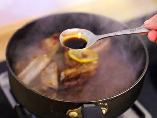 香柠柚子茶肋排,倒入两勺酱油、半碗水，盖上锅盖。