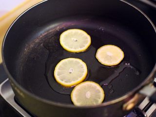 香柠柚子茶肋排,锅中放少许色拉油，倒入柠檬片。