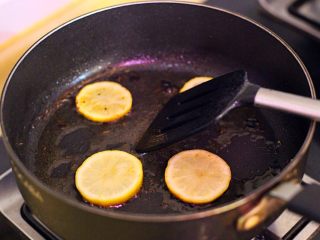香柠柚子茶肋排,小火煎柠檬片，熬出焦糖色。